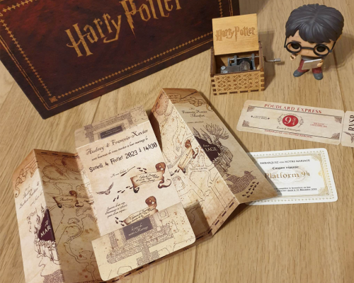 Faire part de mariage Harry Potter sur le thème de la carte du Maraudeur avec 2 coupons réponses assortis.