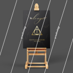 Élégante pancarte de bienvenue en bois avec l'inscription 'Bienvenue à notre mariage magique' en style calligraphique doré, décorée de symboles iconiques de Harry Potter comme des lunettes rondes et le vif d'or, placée à l'entrée de la salle de réception