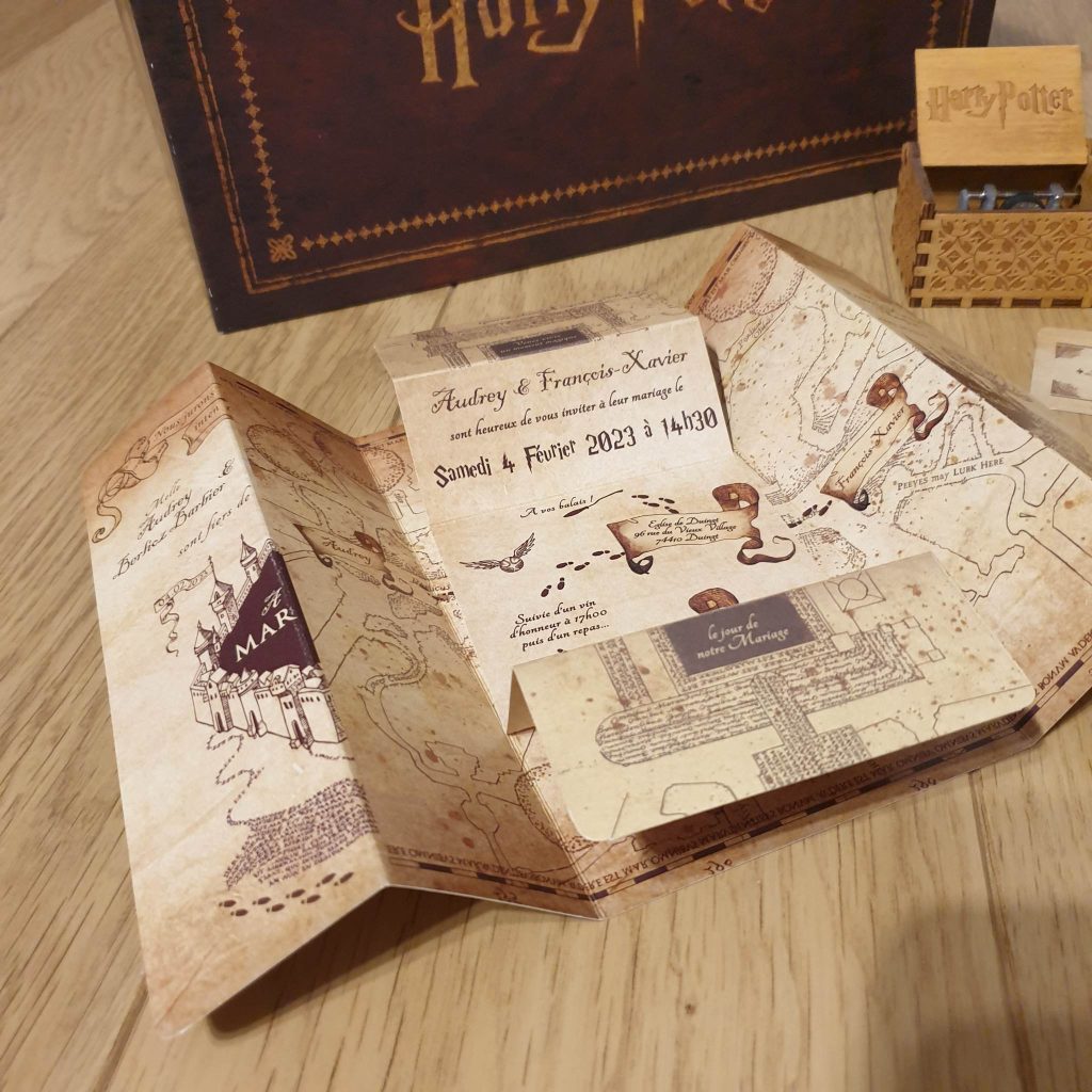 Invitation mariage thème Maraudeur avec chateau poudlard sur la couverture