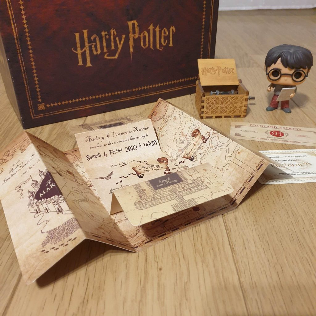 Composé de 2 feuillets style carte du maraudeur ce faire part est idéal pour répondre au thème Harry Potter