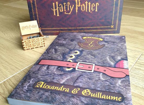 Créez un livre d'or Harry Potter unique pour votre mariage ! Inspiré de l'univers des sorciers, ce livre d'or magique ravira vos invités et immortalisera vos souvenirs. Idéal pour une décoration de mariage à thème Harry Potter. Découvrez nos idées et inspirations originales !