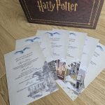 Menus de mariage avec différents thèmes : salle des potions, forêt interdite, terrain de quidditch, cabane Hagrid