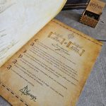 Ouvrez le livre sur votre histoire et invitez vos convives à laisser un doux mot